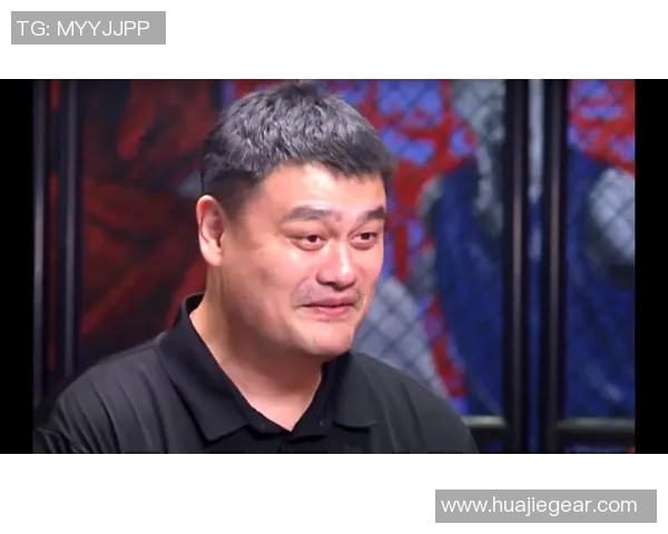 姚明因伤心情低落的瞬间照片展现了他的脆弱与坚强